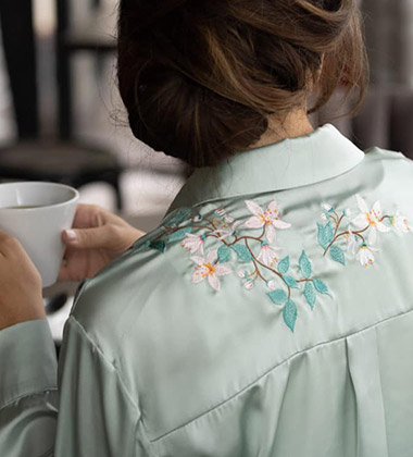 Мастер-класс «Вышивка на блузке «Вишневый сад», выполненный на вышивальной машине Elna eXpressive 830L 