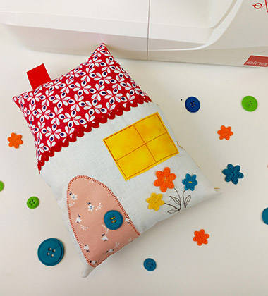 Мастер-класс «Подушка-домик», выполненный на компьютерной швейной машине Elna eXperience 560 