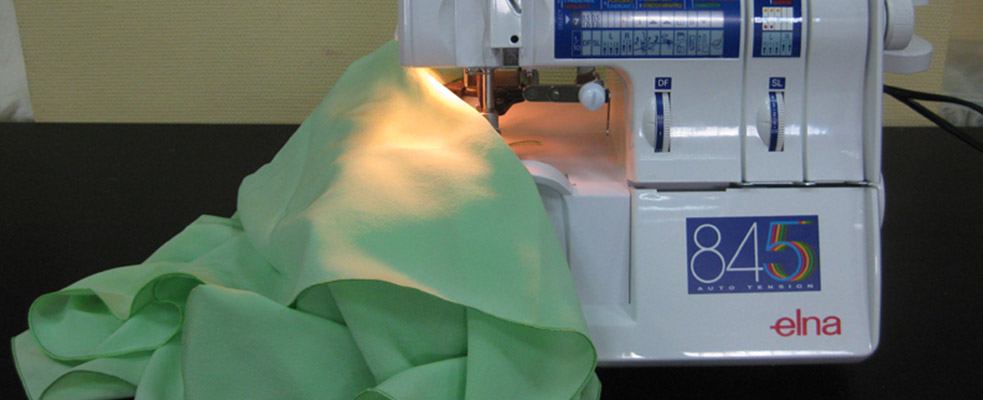 Мастер-класс «Шарфик из шелка», выполненный на коверлоке Elna 845
