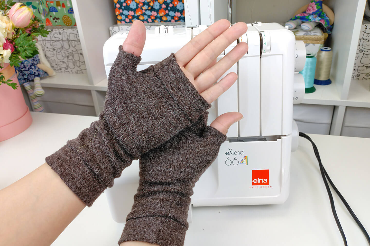 Мастер-класс «Митенки» на оверлоке Elna Extend 664 