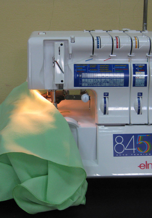 Мастер-класс «Шарфик из шелка», выполненный на коверлоке Elna 845