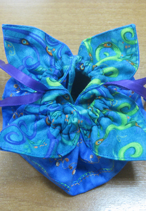 Мастер-класс «Мешочек для подарка», выполненный на швейной машине Elna 1120