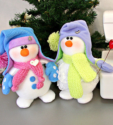 Мастер-класс «Снеговик», выполненный на оверлоке Elna 664 