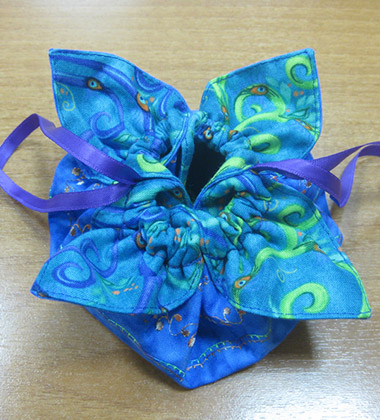 Мастер-класс «Мешочек для подарка», выполненный на швейной машине Elna 1120 