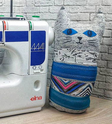 Мастер-класс «Мягкая подушка «Кот», выполненный на распошивальной машине ELNA 444 