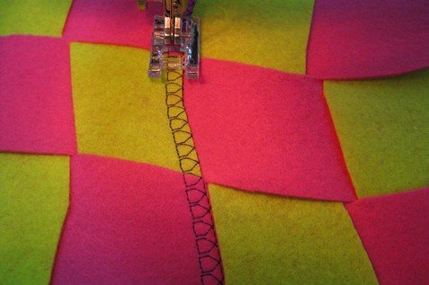 Мастер-класс «Декоративный коврик», выполненный на электромеханической швейной машине Elna 3007