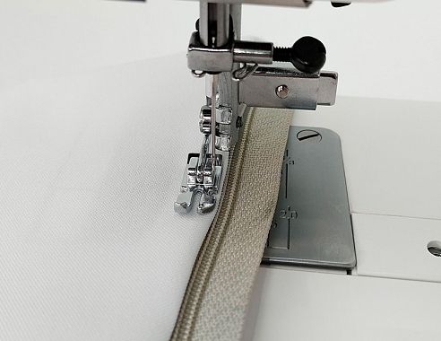 Janome Лапка для молнии E (с винтом), 200-342-003