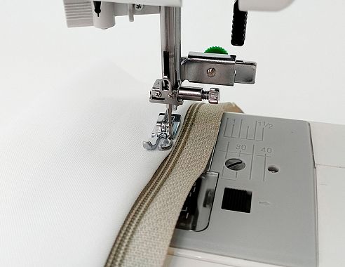 Janome Лапка для молнии E (с винтом), 200-342-003